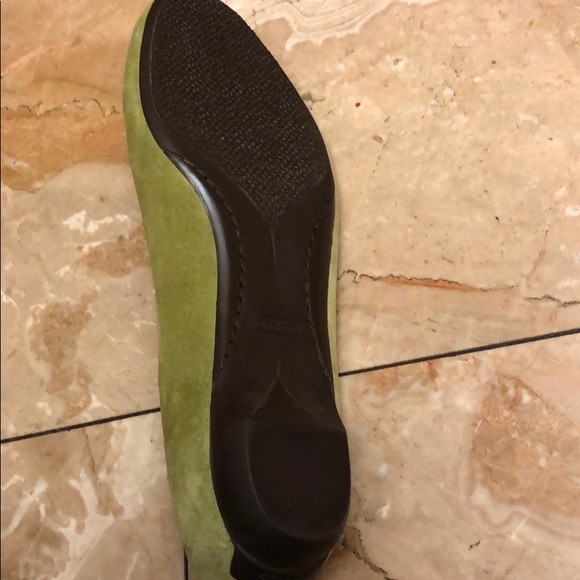 Vintage inspired green velvet coach flats with bow - Picture 2 of 3